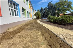 Edukačný dvor v základnej škole - dekoratívna grafika